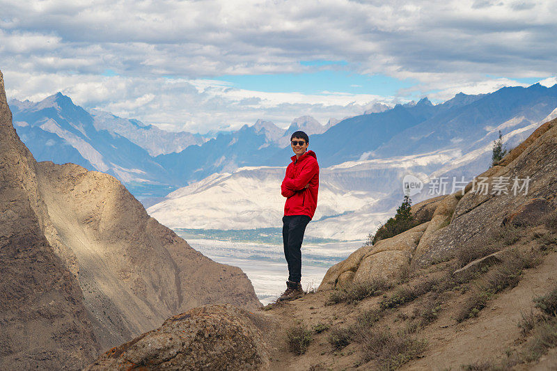一名游客正在攀登喀喇昆仑高地的马尔苏尔悬崖。巴基斯坦skardui - gilgit的自然景观背景。在假期旅行。人们的生活方式